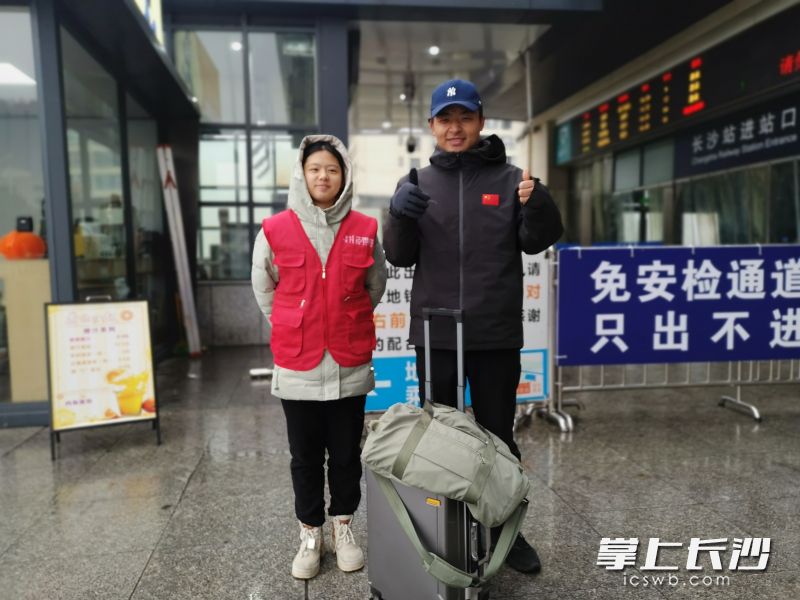 荷花园街道大学生志愿者雷婧在锦泰广场帮助旅客，旅客为她竖起大拇指。 均为通讯员供图