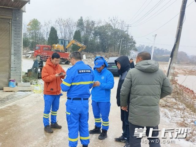 今日清晨,县应急指挥中心再次调度增派长沙县蓝天救援队、岳麓蓝天救援队集结专业骨干4车10余人及设备赶赴增援。 今日清晨,县应急指挥中心再次调度增派长沙县蓝天救援队、岳麓蓝天救援队集结专业骨干4车10余人及设备赶赴增援。