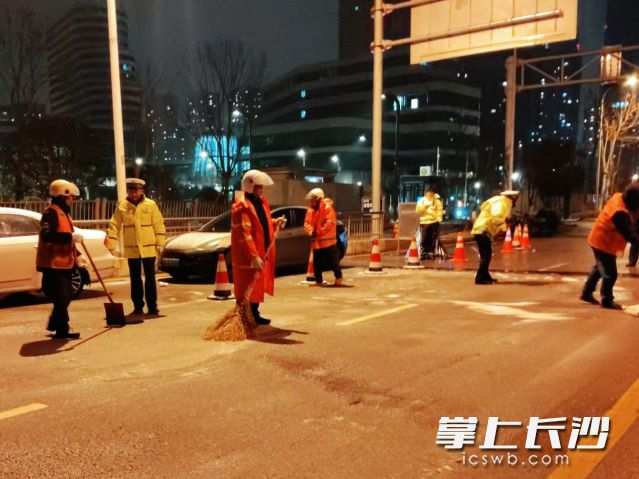 工作人员对积雪进行清除。 工作人员对积雪进行清除。