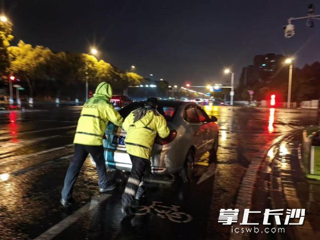 工作人员助力市民推行故障车辆。