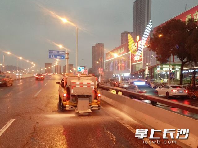 对桥隧路面撒盐。 对桥隧路面撒盐。