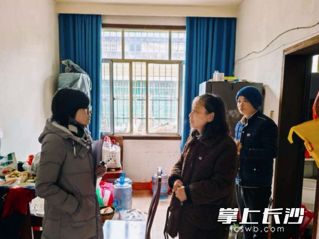 工作人员对五类人群开展“敲门式”入户走访。 均为通讯员供图 工作人员对五类人群开展“敲门式”入户走访。 均为通讯员供图