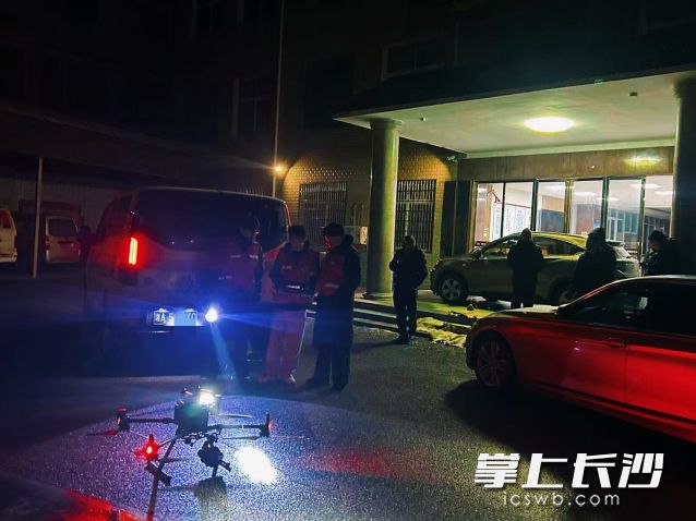 长沙县应急管理局指挥中心研判后果断下令,立即增派星城无人机航空应急救援队2车5人前往现场支援。 均为长沙晚报通讯员李旭阳、张珊珊供图 长沙县应急管理局指挥中心研判后果断下令,立即增派星城无人机航空应急救援队2车5人前往现场支援。 均为长沙晚报通讯员李旭阳、张珊珊供图