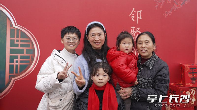 居民现场踊跃拍摄全家福。