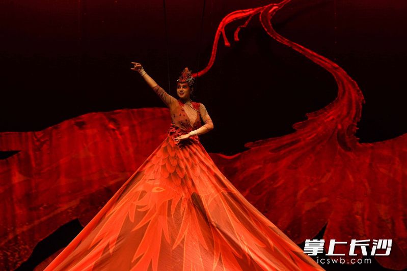 杂技与非遗融合。 杂技与非遗融合。