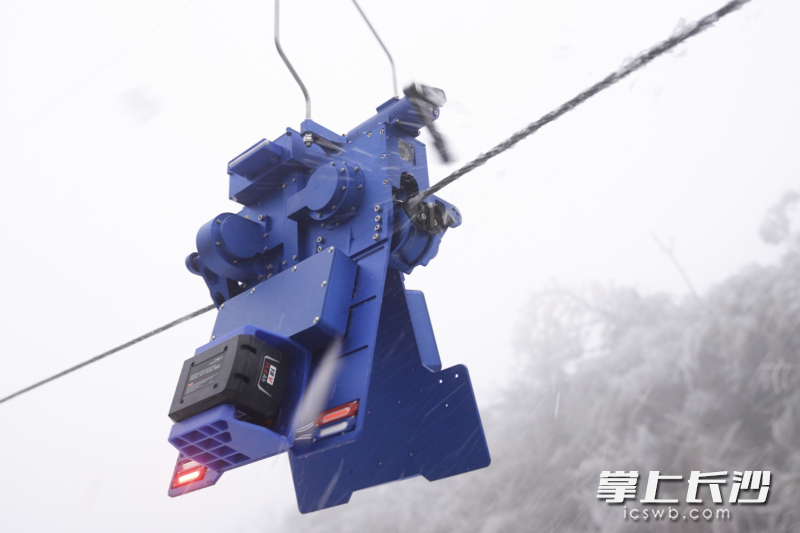 除冰机器人在线上进行除冰作业。 除冰机器人在线上进行除冰作业。