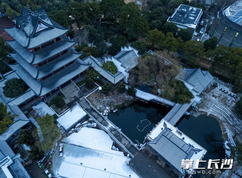 白雪覆盖橘子洲江天暮雪文化园。