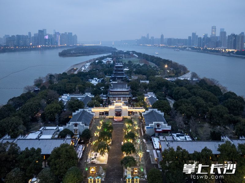 积雪映衬下的江天暮雪，更显晶莹剔透。