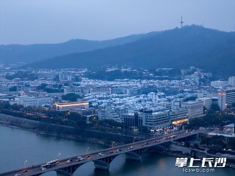 暮色从岳麓山脊缓缓垂落。