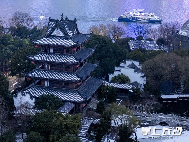坐上湘江游轮，欣赏长沙2026年的第一场雪。 均为长沙晚报全媒体记者郭雨滴摄