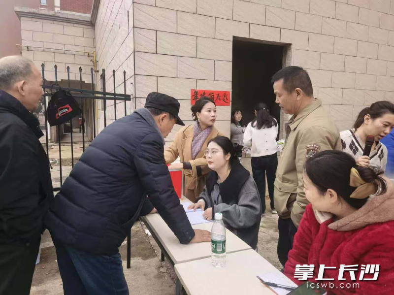 小区业主领取年猪肉 小区业主领取年猪肉