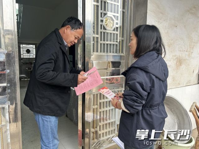 工作人员叮嘱辖区居民防寒保暖注意事项。