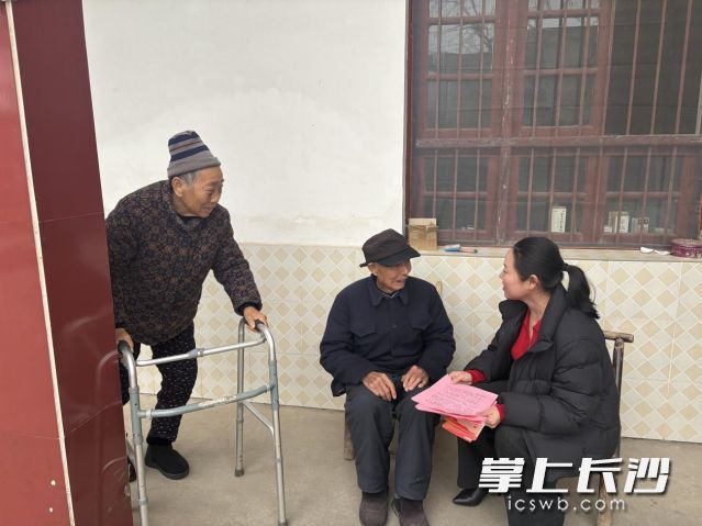 大托铺街道聚焦孤寡老人等特殊群体，同步开展“暖心敲门行动”。