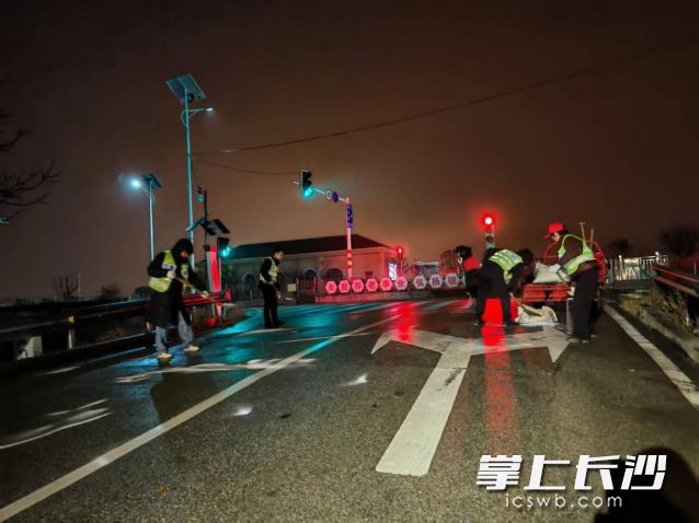 工作人员正在进行路面撒盐工作。  均为长沙晚报通讯员 邓娟供图