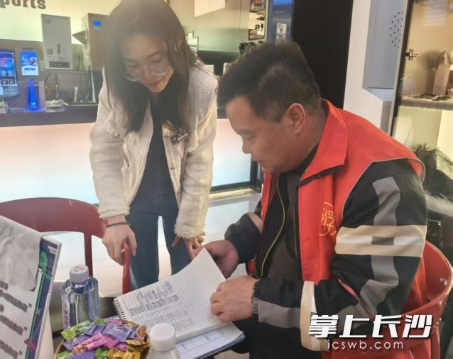 认真查看文娱场所安全台账。  均为长沙晚报通讯员  周建柏供图