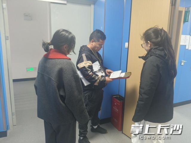 现场检查小区消防安全设施。