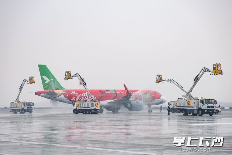 21日，长沙机场机坪上，一架飞机正在进行除冰雪作业。  均为长沙晚报通讯员汤宇、饶世龙、邹芷薇摄