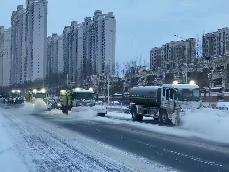 正在街头作业的盈峰环境铲雪车。长沙晚报通讯员 胡谦 供图