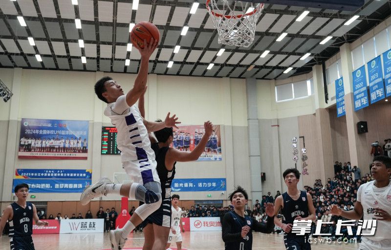 长沙市六中米绍杰突破上篮。 均为长沙晚报全媒体记者邹麟摄