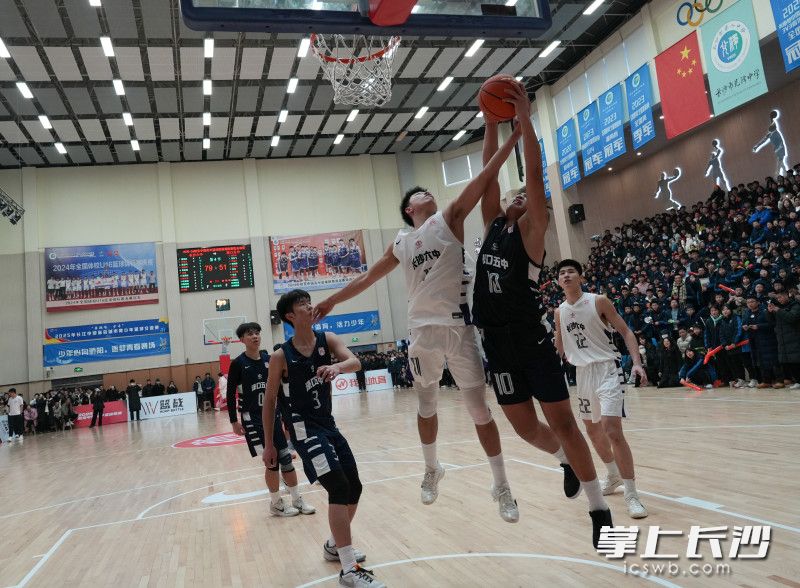 渌口五中队员上篮。