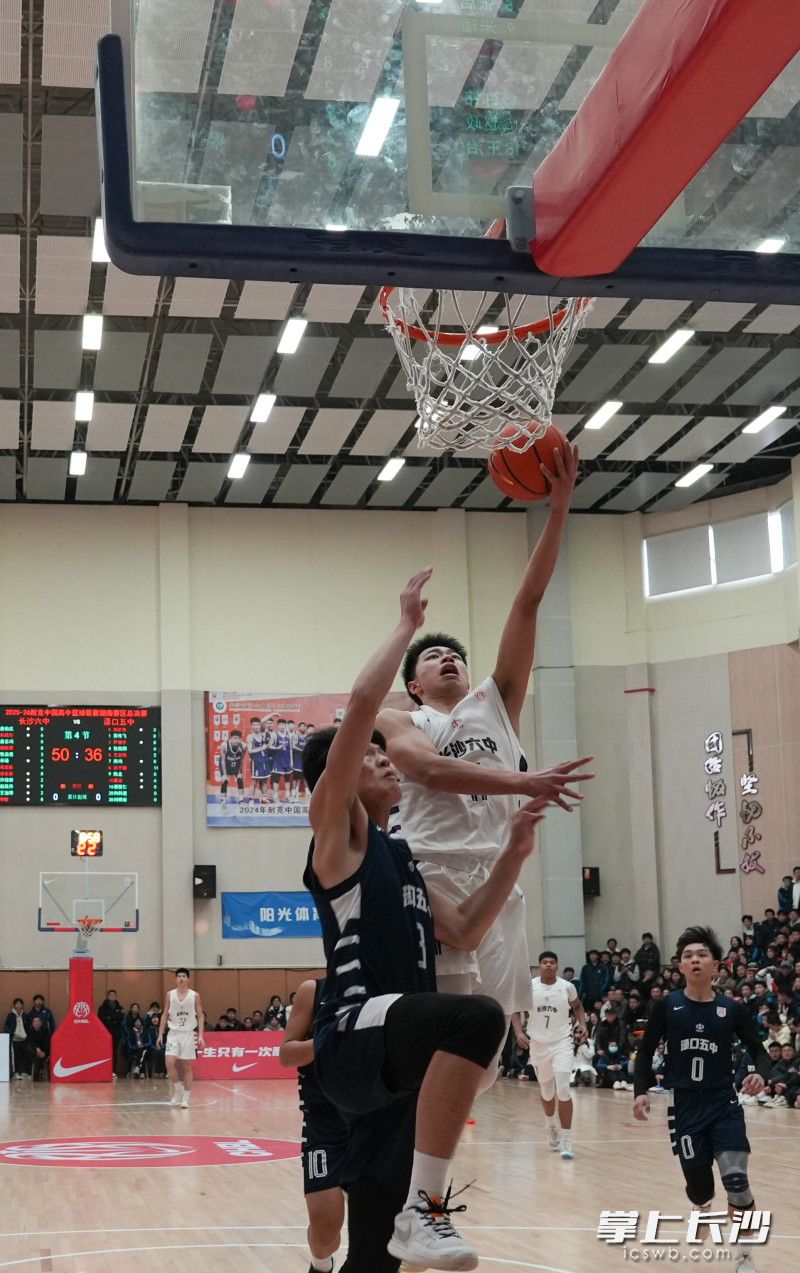 长沙市六中队员篮下进攻。