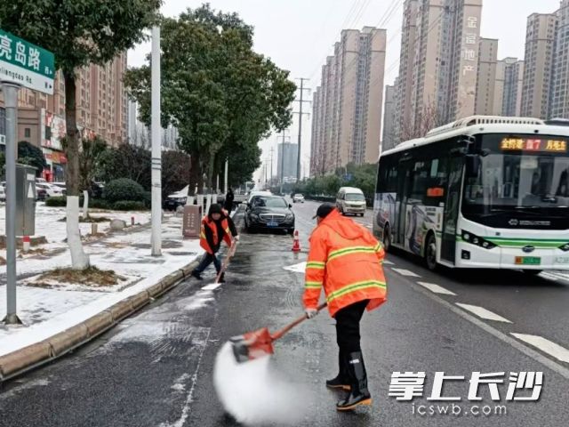 工作人员对重点路段及时补撒融雪剂。
