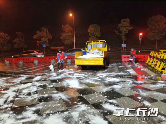 工作人员开展撒盐除雪作业。