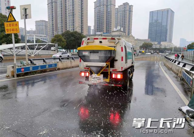 全力消除路面安全隐患，保障居民出行安全。  均为长沙晚报通讯员杨梦婷供图