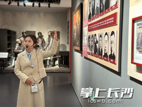 选手们在红色场馆内讲述过往今朝。