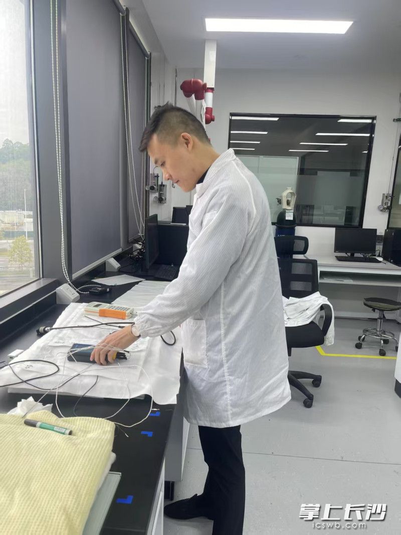 袁乐正在进行24伏特电压下的薄膜发热与温度测试。