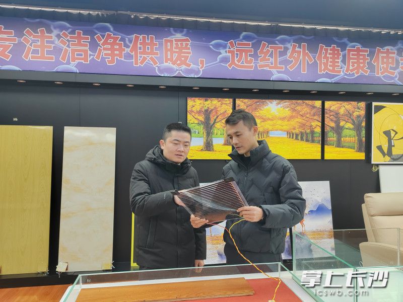 袁乐与刘密（左一）研究石墨烯发热膜被破坏之后的发热效果。