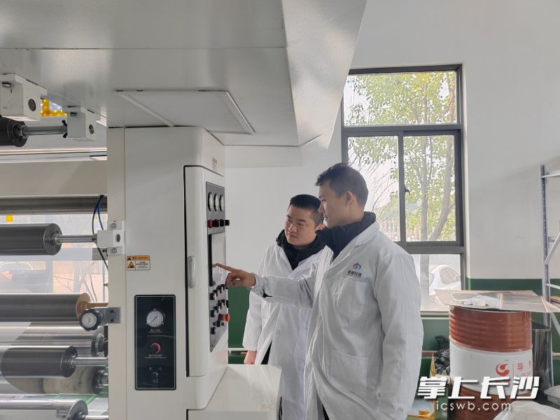 袁乐（右一）和同事在调试原材料配比数据。均为长沙晚报全媒体记者 匡小娟 摄