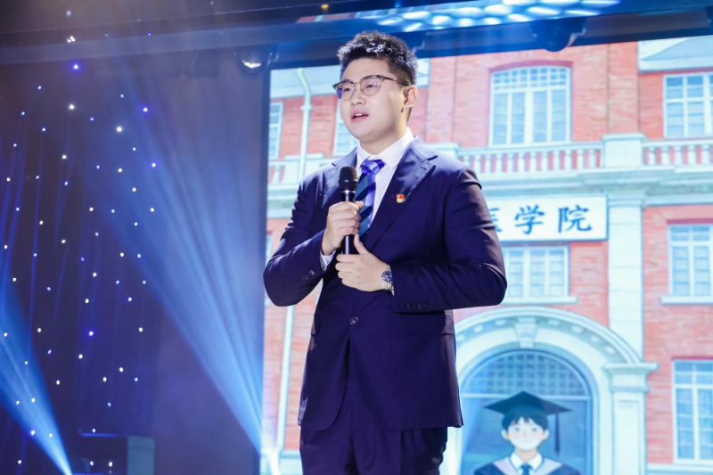 张锐演讲“重构：情感之药，助医患双向奔赴”。通讯员供图