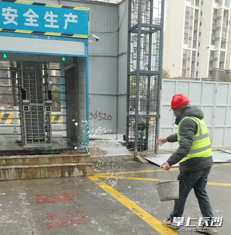 为保障工地安全、防范风险，各在建项目积极行动，应对雨雪冰冻天气。