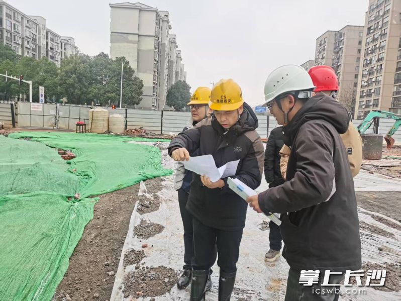 长沙市质安站到各建筑工地开展隐患排查整治工作。  均为市质安站供图