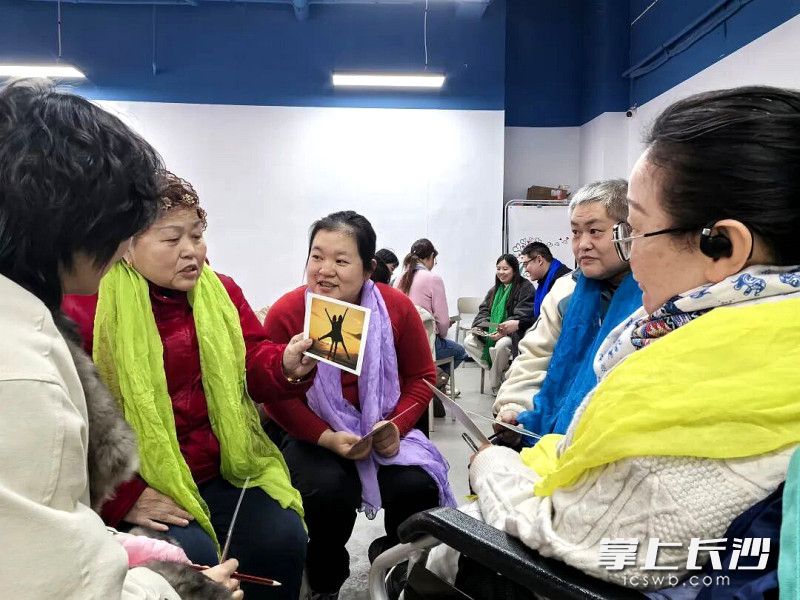 培训现场，助教和学员在互动中教学。市残联供图