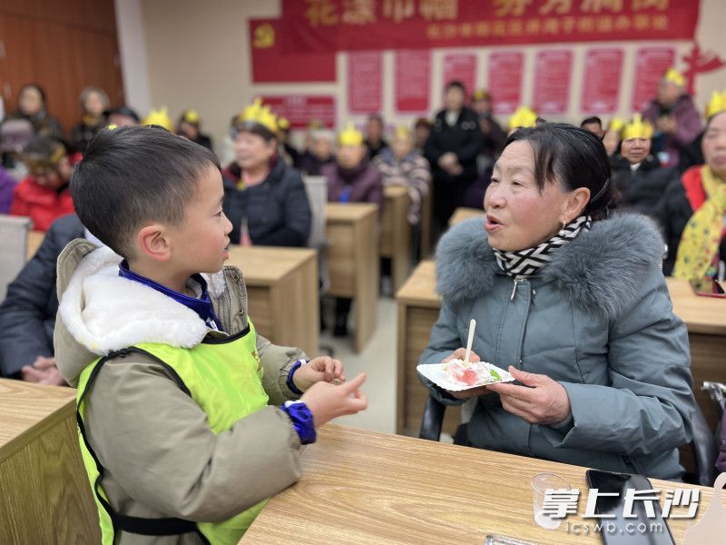 幼儿园小朋友的陪伴让老人们倍感温暖。