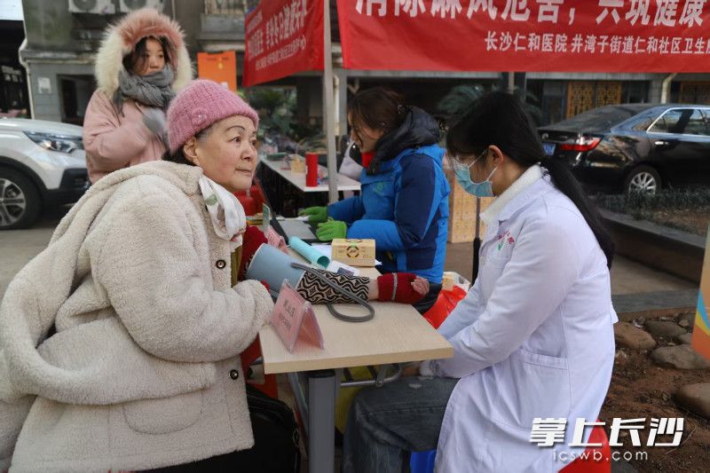 义诊区域，居民们在量血压。