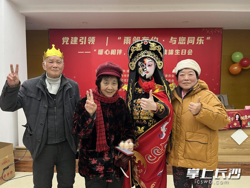 川剧变脸、《珊瑚颂》演唱、乐器合奏及幼儿园小朋友的灵动舞蹈轮番上演。