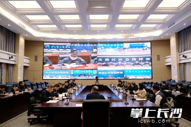 市低温雨雪冰冻灾害应急指挥部启动多部门“联勤值守”模式,并建立“早五晚八”会商机制。 均为长沙晚报全媒体记者舒元臻摄 市低温雨雪冰冻灾害应急指挥部启动多部门“联勤值守”模式,并建立“早五晚八”会商机制。 均为长沙晚报全媒体记者舒元臻摄