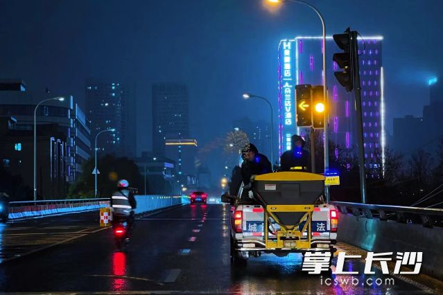 工作人员正在进行撒盐作业。 工作人员正在进行撒盐作业。