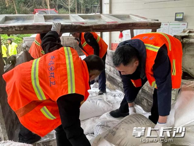 全市储备了工业盐1.02万吨。 全市储备了工业盐1.02万吨。