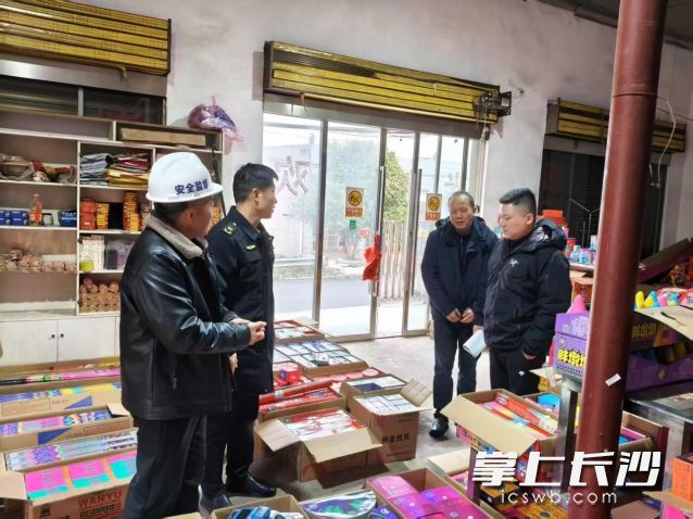 工作人员查验烟花爆竹专营门店资质条件。 工作人员查验烟花爆竹专营门店资质条件。