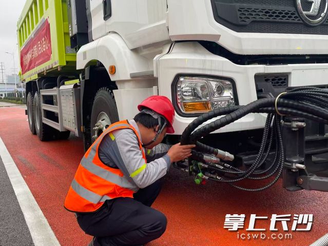 盈峰环境应急服务专班工作人员正在调试专业机械设备。 盈峰环境应急服务专班工作人员正在调试专业机械设备。