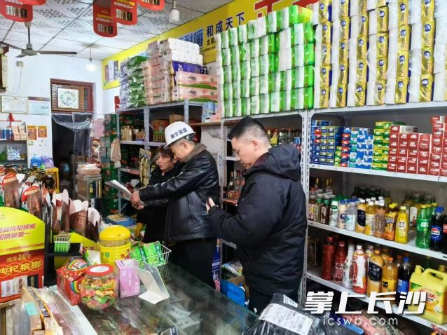 工作人员向经营商户发放《烟花爆竹规范经营告知书》。 均为长沙晚报通讯员李志国、何天济供图 工作人员向经营商户发放《烟花爆竹规范经营告知书》。 均为长沙晚报通讯员李志国、何天济供图