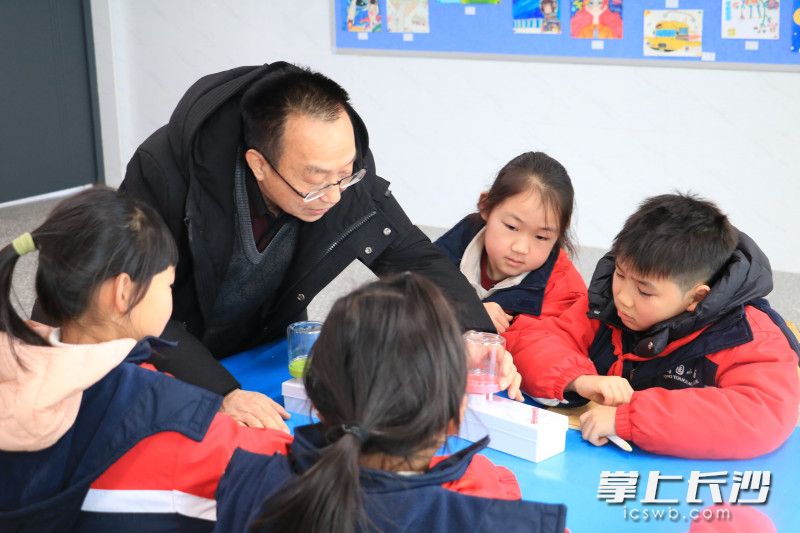 青园南湖小学聘请湖南省特级教师、中国发明协会中小学创造教育分会会长谭迪熬担任学校科技副校长，为孩子们带来生动的发明创造课程。