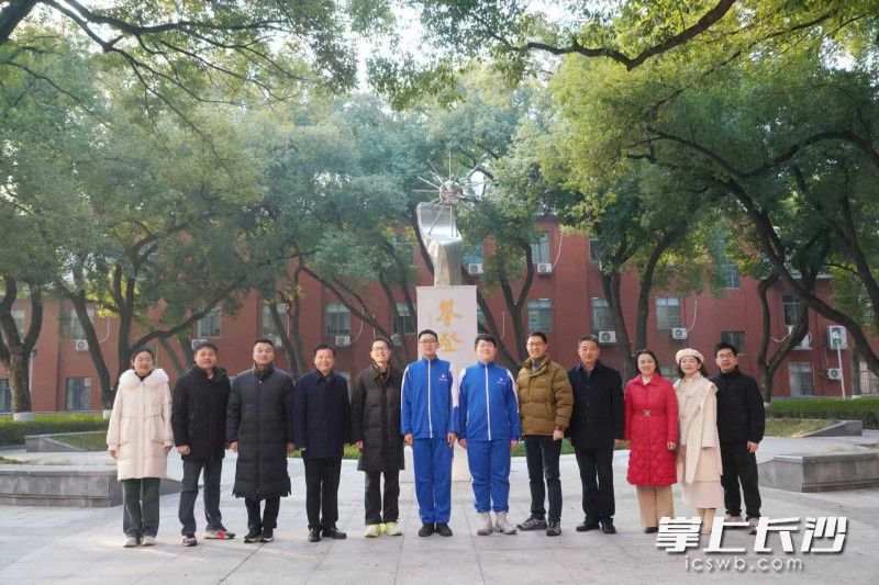 入选国家队的两名同学与湖南师大附中校领导、教练、班主任合影。