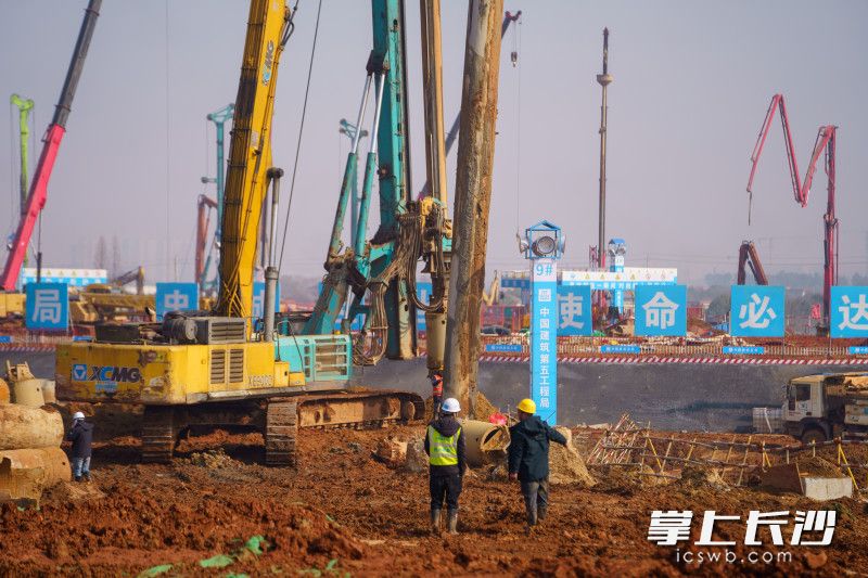 长沙奥体中心项目现场,施工人员在作业。 长沙奥体中心项目现场,施工人员在作业。