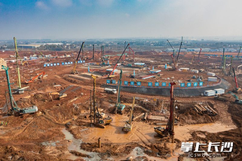 1月23日,长沙奥体中心建设现场,百余台“钢铁巨人”在作业。 均为长沙晚报全媒体记者邓迪摄 1月23日,长沙奥体中心建设现场,百余台“钢铁巨人”在作业。 均为长沙晚报全媒体记者邓迪摄