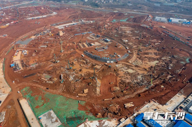 从高空俯瞰,主体育场的圆形地基已初具雏形。 从高空俯瞰,主体育场的圆形地基已初具雏形。